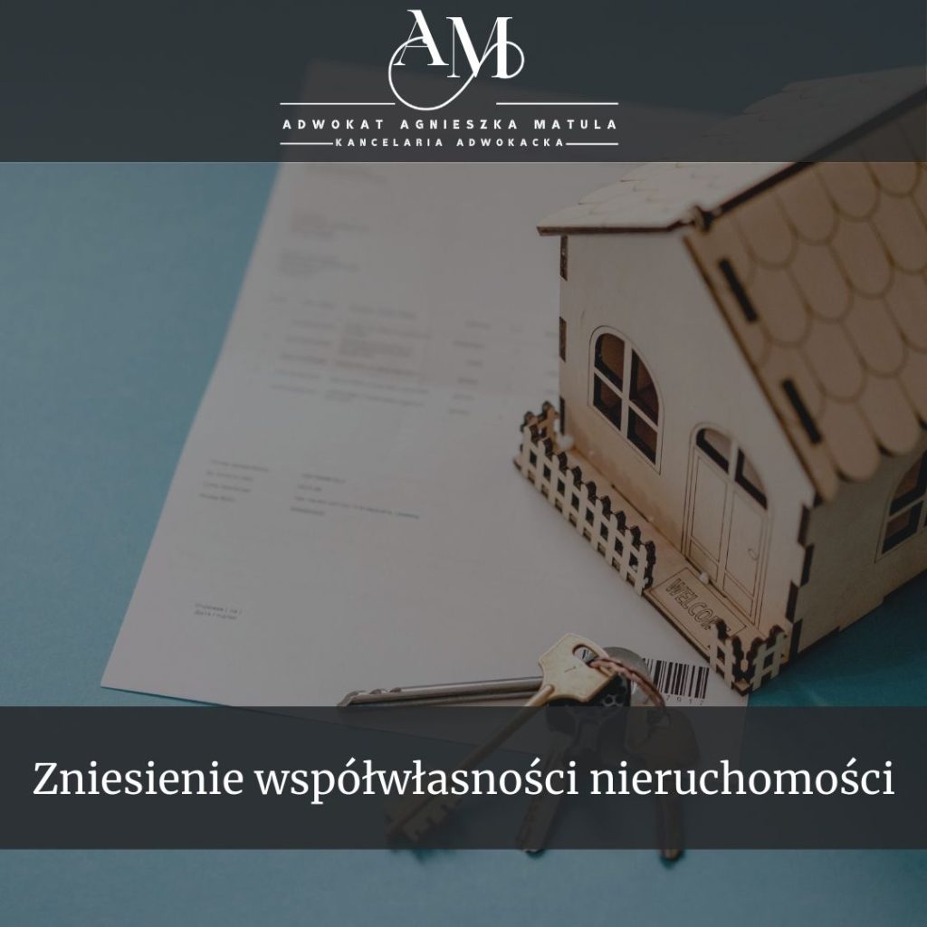 Zniesienie wspolwlasnosci nieruchomosci · HTML Copy Zniesienie współwłasności nieruchomości – jak to zrobić? Zniesienie współwłasności nieruchomości – jak to zrobić krok po kroku? Wyobraź sobie sytuację: po śmierci rodzica stajesz się współwłaścicielem domu razem z rodzeństwem. Albo po rozpadzie związku — razem z byłym partnerem nadal widniejecie w księdze wieczystej jako współwłaściciele mieszkania. Każda decyzja dotycząca nieruchomości wymaga zgody drugiej strony, a porozumienie wydaje się niemożliwe. To jeden z tych momentów, gdy ludzie czują się zupełnie zablokowani — majątek istnieje, ale nie można nim swobodnie dysponować. W mojej praktyce spotykam takie sytuacje bardzo często. Zniesienie współwłasności nieruchomości to procedura, która pozwala ten węzeł prawny rozwiązać — i choć bywa stresująca, to zdecydowanie da się przez nią przejść. Czym jest współwłasność nieruchomości i kiedy powstaje? Współwłasność oznacza, że ta sama nieruchomość należy do kilku osób jednocześnie — każda z nich ma określony udział (np. ½, ⅓), ale nie jest właścicielem żadnej konkretnej, wyodrębnionej części. To właśnie dlatego współwłaściciele muszą się ze sobą porozumiewać przy podejmowaniu większości decyzji. Najczęstsze przyczyny powstania współwłasności to: dziedziczenie nieruchomości przez kilku spadkobierców, nabycie nieruchomości przez kilka osób (np. wspólny zakup), podział majątku po ustaniu wspólności majątkowej małżeńskiej. Sama współwłasność nie jest problemem, dopóki wszyscy zgodnie zarządzają nieruchomością. Problem pojawia się wtedy, gdy interesy i plany współwłaścicieli zaczynają się rozmijać. Sposoby zniesienia współwłasności nieruchomości Polskie prawo przewiduje kilka ścieżek wyjścia ze współwłasności. Wybór zależy od tego, czy strony są w stanie się porozumieć oraz od rodzaju nieruchomości. 1. Podział fizyczny nieruchomości To najbardziej pożądane rozwiązanie — nieruchomość zostaje podzielona na odrębne części, a każdy z dotychczasowych współwłaścicieli staje się wyłącznym właścicielem jednej z nich. W praktyce możliwe jest to przede wszystkim przy działkach gruntowych. Przy mieszkaniach lub domach jednorodzinnych fizyczny podział jest bardzo rzadki i technicznie skomplikowany. 2. Przyznanie nieruchomości jednemu współwłaścicielowi ze spłatą pozostałych Nieruchomość w całości przechodzi na jedną osobę, która zobowiązuje się spłacić pozostałych współwłaścicieli stosownie do ich udziałów. To rozwiązanie sprawdza się, gdy jedna ze stron chce i może zatrzymać nieruchomość, a pozostałe wolą otrzymać pieniądze. Warto pamiętać, że sąd — przy braku zgody — sam decyduje, komu przyznać nieruchomość i w jakiej wysokości zasądzić spłaty. 3. Sprzedaż nieruchomości i podział środków Jeśli żadne inne wyjście nie jest możliwe lub strony się nie porozumieją, sąd może zarządzić sprzedaż nieruchomości w drodze licytacji komorniczej, a uzyskaną kwotę podzielić między współwłaścicieli proporcjonalnie do udziałów. To rozwiązanie jest zazwyczaj najmniej korzystne finansowo — ceny uzyskiwane na licytacjach są zwykle niższe od rynkowych. Umowne a sądowe zniesienie współwłasności – co wybrać? Jeśli wszyscy współwłaściciele są zgodni co do sposobu podziału, mogą dokonać umownego zniesienia współwłasności przed notariuszem. To szybsze, tańsze i mniej stresujące rozwiązanie. Umowa w formie aktu notarialnego jest obowiązkowa przy nieruchomościach. Gdy jednak między stronami nie ma porozumienia — lub gdy jedna strona po prostu nie zjawia się u notariusza — pozostaje sądowe zniesienie współwłasności nieruchomości. Postępowanie toczy się przed sądem rejonowym właściwym dla miejsca położenia nieruchomości. Inicjuje je wniosek o zniesienie współwłasności nieruchomości, który może złożyć każdy ze współwłaścicieli — i co ważne, nie wymaga to zgody pozostałych. Podstawę prawną postępowania stanowi art. 210 i następne Kodeksu cywilnego. Jeśli chcesz zapoznać się z pełną treścią przepisów, znajdziesz je w Kodeksie cywilnym opublikowanym w Internetowym Systemie Aktów Prawnych. Jak przebiega postępowanie sądowe? Krok po kroku Krok 1: Złożenie wniosku Pismo inicjujące postępowanie to wniosek o zniesienie współwłasności nieruchomości (nie pozew — to ważna różnica). Składasz go do sądu rejonowego. We wniosku wskazujesz nieruchomość, jej współwłaścicieli, wysokość udziałów oraz — co kluczowe — proponowany sposób zniesienia współwłasności. Krok 2: Opłata sądowa Przy zgodnym wniosku opłata wynosi 300 zł. Przy braku porozumienia między współwłaścicielami — 1000 zł. Warto o tym pamiętać przy planowaniu kosztów całego postępowania. Krok 3: Dokumenty potrzebne do wniosku Do wniosku należy dołączyć m.in.: aktualny odpis z księgi wieczystej nieruchomości, wypis z rejestru gruntów i budynków (lub wyrys z mapy ewidencyjnej), dokumenty potwierdzające tytuł prawny do udziału (np. akt notarialny, prawomocne postanowienie o stwierdzeniu nabycia spadku), w przypadku podziału fizycznego — projekt podziału nieruchomości sporządzony przez geodetę. Krok 4: Postępowanie i rozprawa Sąd wzywa wszystkich współwłaścicieli na rozprawę. Często zleca biegłemu sądowemu wycenę nieruchomości oraz — przy podziale fizycznym — ocenę technicznej możliwości podziału. Postępowanie może trwać od kilku miesięcy do nawet kilku lat, jeśli strony spierają się o każdy szczegół. Krok 5: Postanowienie sądu Sąd wydaje postanowienie, w którym orzeka o sposobie zniesienia współwłasności. Postanowienie staje się prawomocne po upływie terminu na apelację — i dopiero wtedy można wpisać zmiany do księgi wieczystej. Zniesienie współwłasności bez zgody współwłaściciela – czy to możliwe? Tak — i to jest jedna z kluczowych informacji, które warto znać. Każdy ze współwłaścicieli ma prawo żądać zniesienia współwłasności w dowolnym momencie. Nie możesz zostać „uwięziony" w współwłasności wbrew swojej woli. Jeśli druga strona nie chce zawrzeć ugody ani stawić się u notariusza — droga sądowa jest otwarta. W mojej praktyce widzę, że wiele osób przez lata nie podejmuje żadnych kroków, bo myśli, że bez zgody wszystkich współwłaścicieli nic nie można zrobić. To przekonanie potrafi kosztować bardzo wiele — zarówno finansowo, jak i emocjonalnie. Typowe błędy, których warto unikać Przez lata pracy jako adwokat obserwuję pewne powtarzające się błędy w sprawach o zniesienie współwłasności: Odkładanie decyzji „na później" — współwłasność nie rozwiązuje się sama, a im dłużej trwa, tym bardziej komplikują się relacje między stronami i stan prawny nieruchomości (np. pojawia się kolejne pokolenie spadkobierców). Brak dokumentacji — złożenie wniosku bez kompletnych dokumentów wydłuża postępowanie. Warto zadbać o to wcześniej. Akceptowanie niekorzystnych warunków pod presją czasu — szczególnie dotyczy to spłat. Warto znać wartość rynkową nieruchomości, zanim zgodzisz się na jakąkolwiek kwotę. Ignorowanie możliwości ugody — postępowanie sądowe można zakończyć ugodą na każdym jego etapie. Często jest to szybsze i tańsze niż czekanie na wyrok. Koszty zniesienia współwłasności – czego się spodziewać? Poza opłatą sądową (300 lub 1000 zł) należy uwzględnić koszt biegłego sądowego za wycenę nieruchomości (zazwyczaj kilkaset do kilku tysięcy złotych), ewentualnie koszt geodety przy podziale fizycznym oraz wynagrodzenie pełnomocnika, jeśli zdecydujesz się na profesjonalne wsparcie prawne. Przy umownym zniesieniu współwłasności dochodzi także taksa notarialna, której wysokość zależy od wartości nieruchomości. Jeśli szukasz informacji o tym, jak przebiega samo postępowanie sądowe i jakie prawa przysługują Ci jako wnioskodawcy, przeczytaj więcej na temat współpracy z adwokatem przy sprawach cywilnych — chętnie omówię Twoją konkretną sytuację. Zniesienie współwłasności a podatek – o czym pamiętać? To temat, który zaskakuje wiele osób. Jeśli w wyniku zniesienia współwłasności jeden ze współwłaścicieli otrzymuje więcej, niż wynosił jego udział (np. dostaje całą nieruchomość, ale spłata jest niższa niż wartość rynkowa), może to rodzić obowiązki podatkowe. Warto skonsultować ten aspekt z doradcą podatkowym przed finalizacją podziału. Wiem, że sytuacja współwłasności potrafi być wyczerpująca — szczególnie gdy dotyczy bliskich relacji i emocjonalnych decyzji. Wiele osób, które do mnie trafiają, przez długi czas nie wiedziało, że mają realne narzędzia prawne, żeby wyjść z tej sytuacji. Każda sprawa jest inna i warto spojrzeć na nią indywidualnie — żeby wybrać ścieżkę, która naprawdę ma sens w Twojej konkretnej sytuacji. Jeśli chcesz wiedzieć, jakie masz opcje i jak wygląda Twoja sprawa — zapraszam do kontaktu. Chętnie porozmawiam i pomogę Ci ocenić możliwe kroki. Artykuł ma charakter wyłącznie informacyjny i nie stanowi porady prawnej. Każda sprawa jest inna i wymaga indywidualnej analizy. Poradę prawną dostosowaną do Twojej sytuacji możesz uzyskać podczas spotkania z adwokatem.